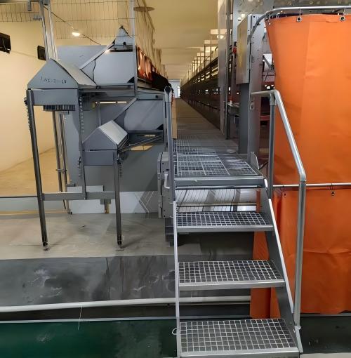 نظام الأقفاص لحماية الحيوانات: أقفاص للدجاج البياض مصممة وفقًا لمعايير الرعاية الأوروبية، توفر مساحة أكبر مع علياء وصناديق أعشاش لتحسين صحة القطيع وجودة البيض.