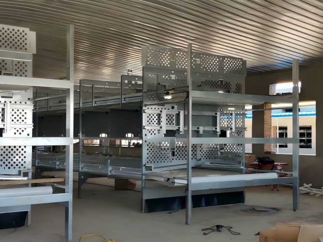 يتوافق مع معايير الاتحاد الأوروبي ومع لوائح رفاهية الدواجن، ويدعم التحول الكامل في تربية الدجاج البيّاض بنظام غير مقفص، أو بنظام التربية الحرة أو الأرضية أو المفتوحة، لتلبية متطلبات الشراء لدى العملاء الكبار من سلاسل التجزئة والعلامات التجارية في أوروبا وأمريكا.